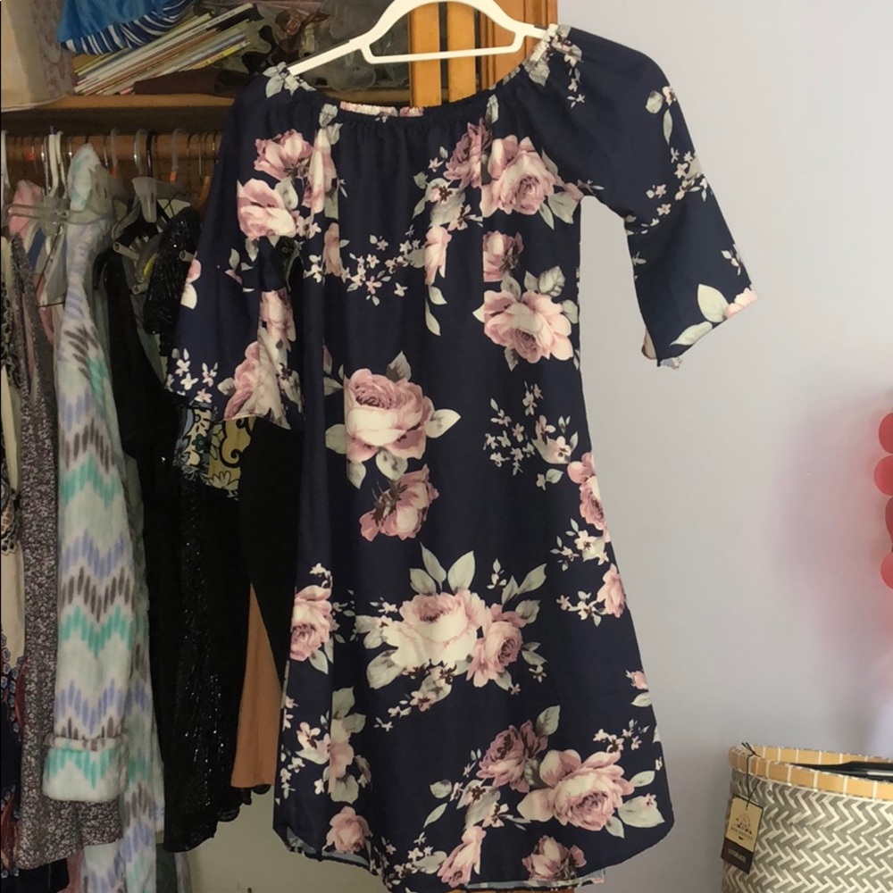 Flower dress with a tie that goes around the waist